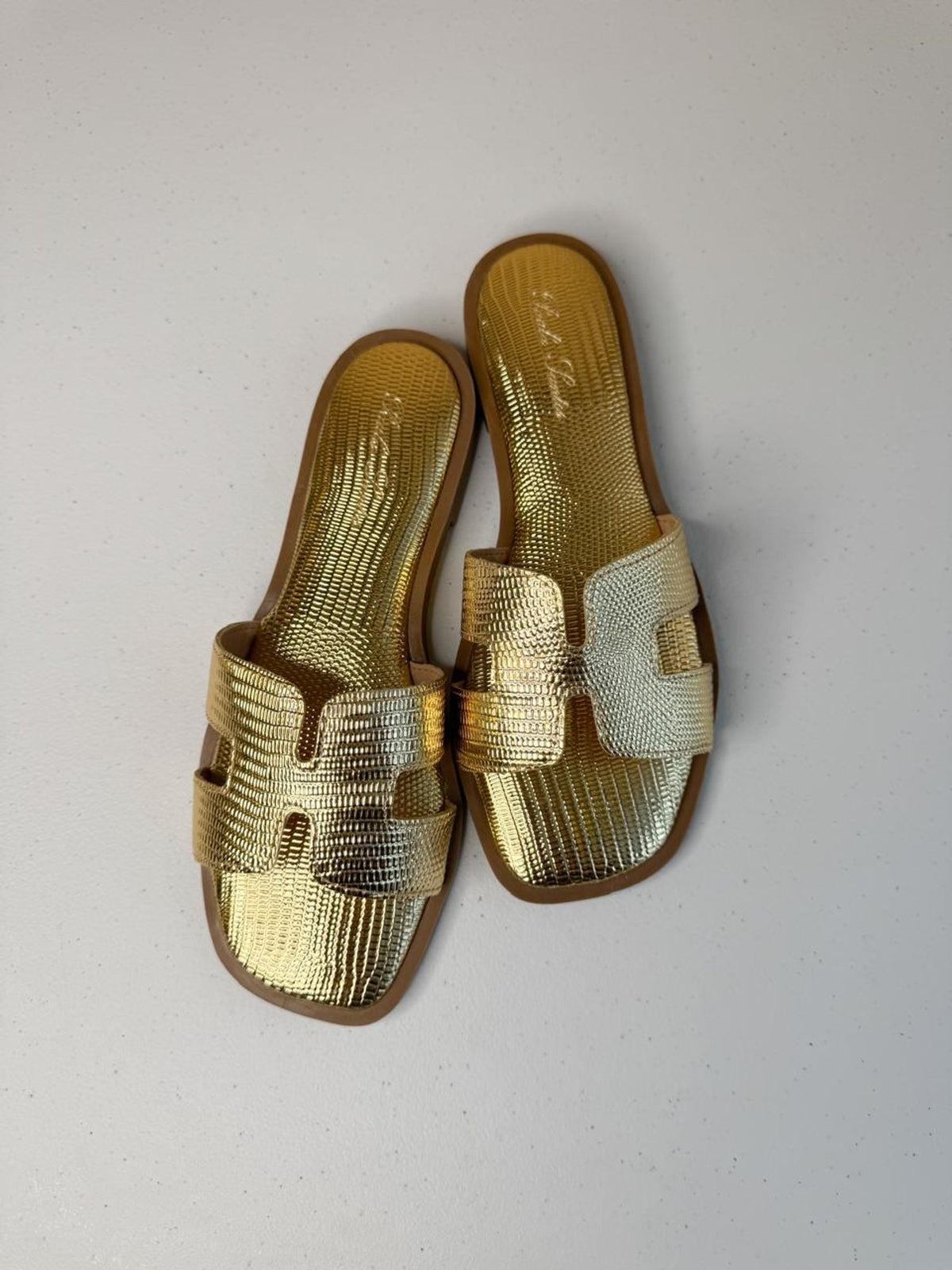 Rasteira Poliana Dourada: Conforto e Sofisticação em Cada Passo