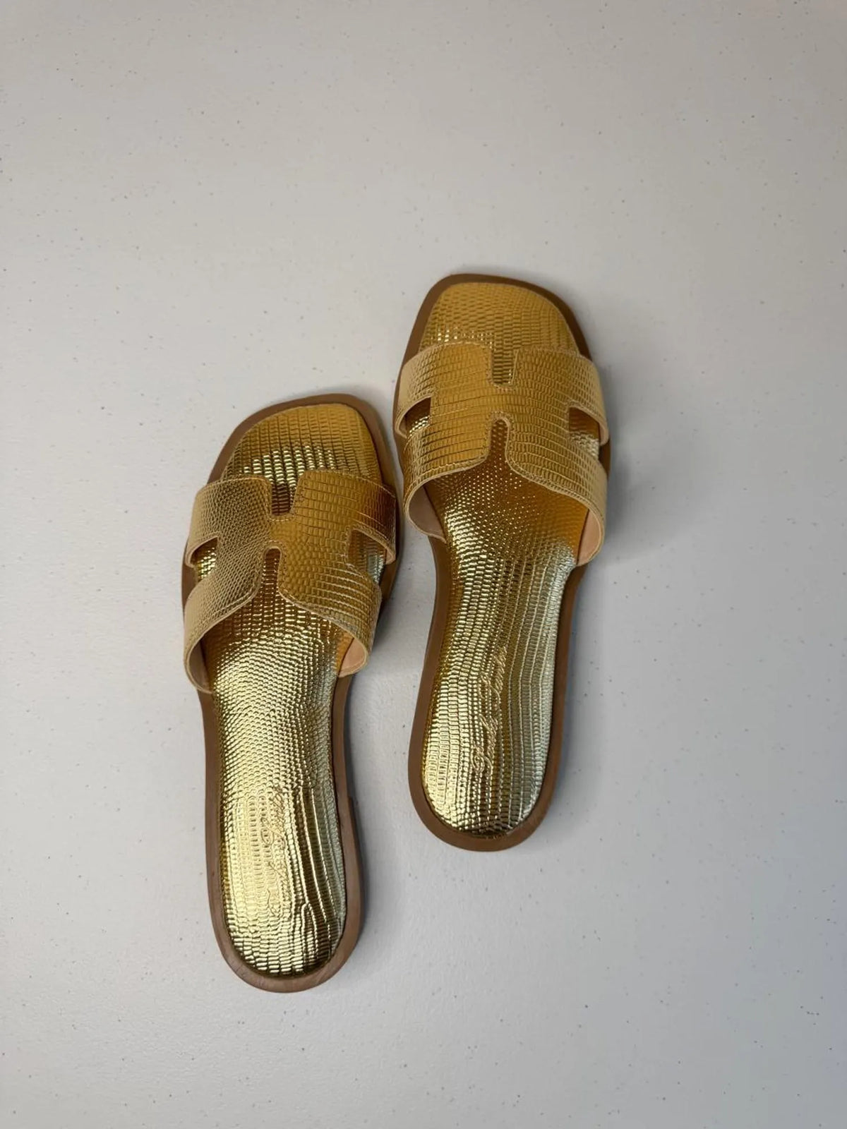 Rasteira Poliana Dourada: Conforto e Sofisticação em Cada Passo